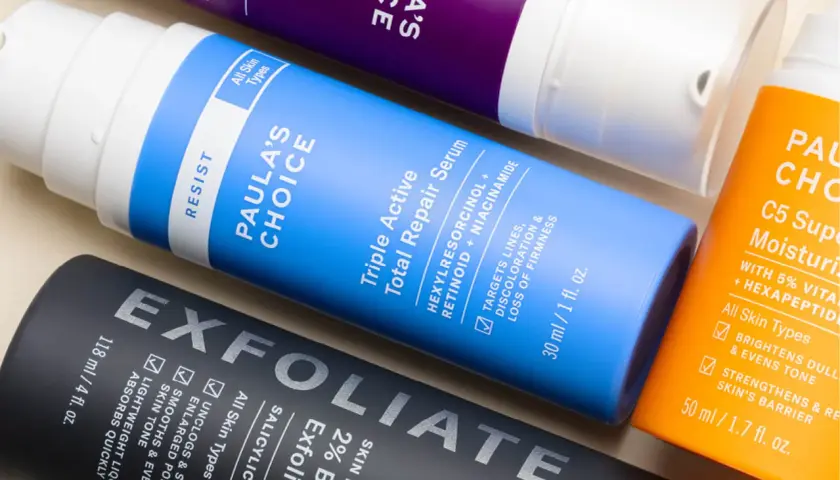 Hudvårdsprodukter från Paula's Choice. En blå flaska med texten "Triple Active Total Repair Serum" som innehåller retinol och niacinamide.