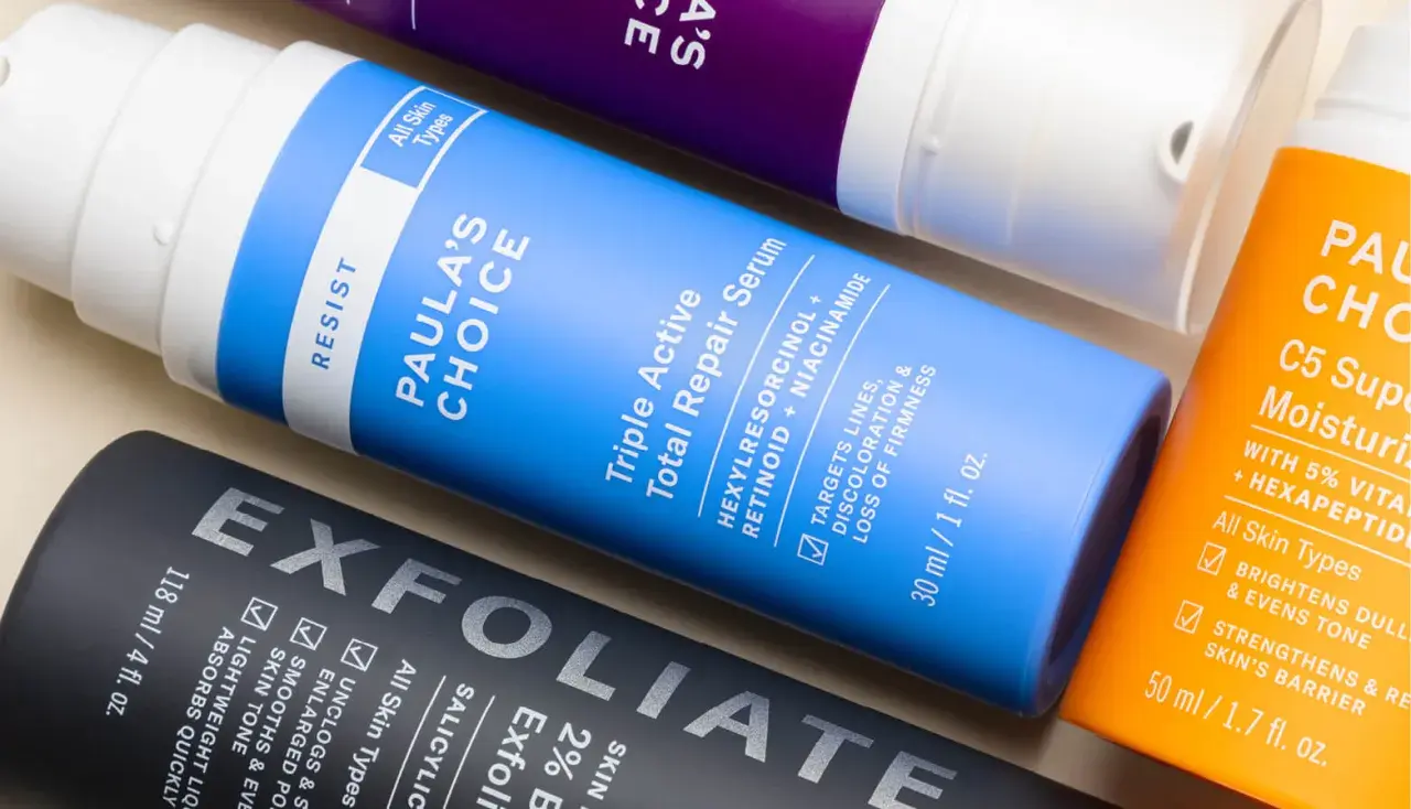 Hudvårdsprodukter från Paula's Choice. En blå flaska med texten "Triple Active Total Repair Serum" som innehåller retinol och niacinamide.