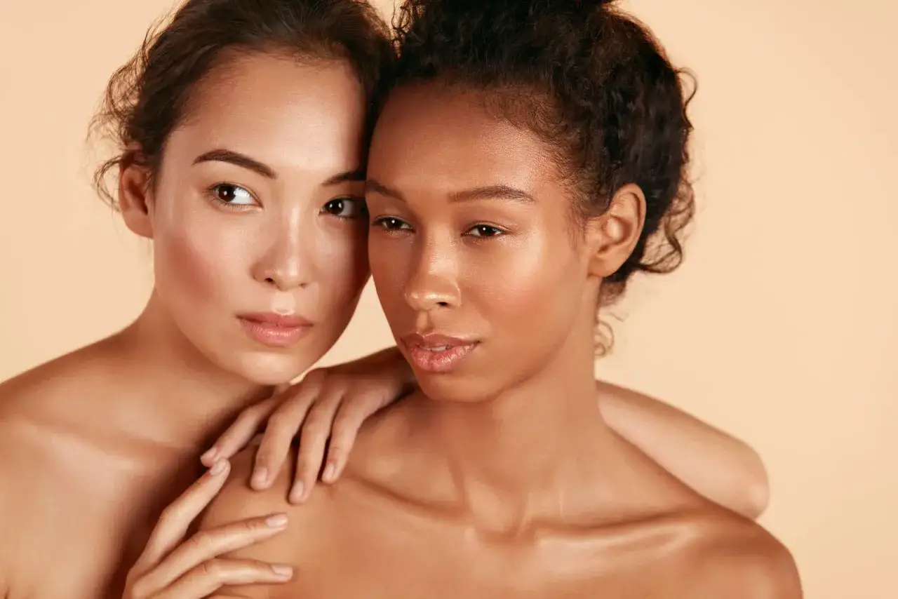 Tv&aring; kvinnor med vacker hud, en med ljusare hy och en med m&ouml;rkare. De visar hur man kan kombinera retinol och niacinamide f&ouml;r en str&aring;lande hud.