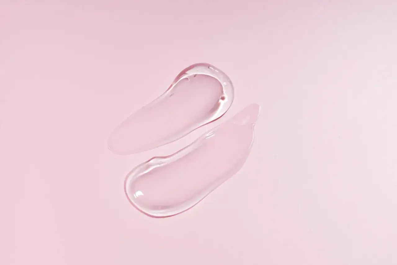 Tv&aring; kladdar av genomskinlig gel med en svag rosa ton p&aring; en ljusrosa bakgrund. Glycerin i hudv&aring;rd ger fukt.